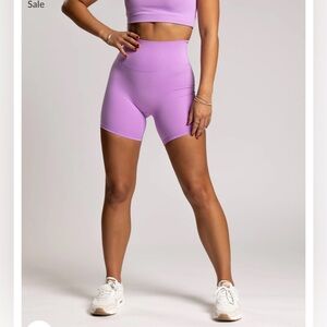 P’tula Cassey Short : 6" size medium in lavender New